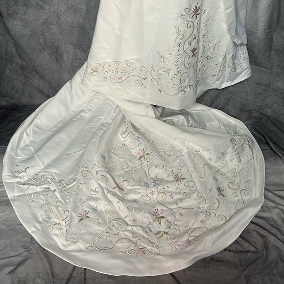 Michelangelo Strapless Wedding Ball Gown with Pastel Embroidery S8417 - sz 14 - Picture 10 of 12